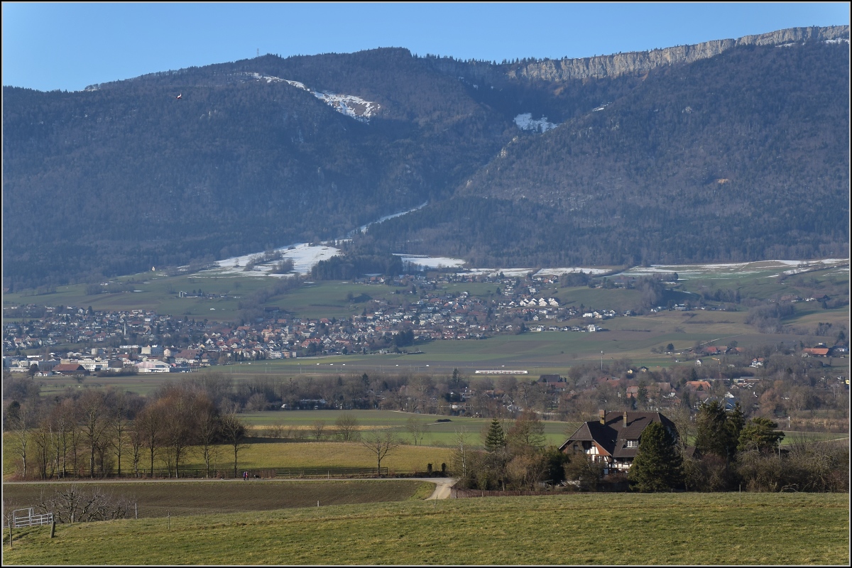 Viel Landschaft, wenig Zug am Jura.

Ein Flirt auf der Jurasüdfusslinie zwischen Bettlach und Selzach. Oben die Wandflue. Januar 2022. 