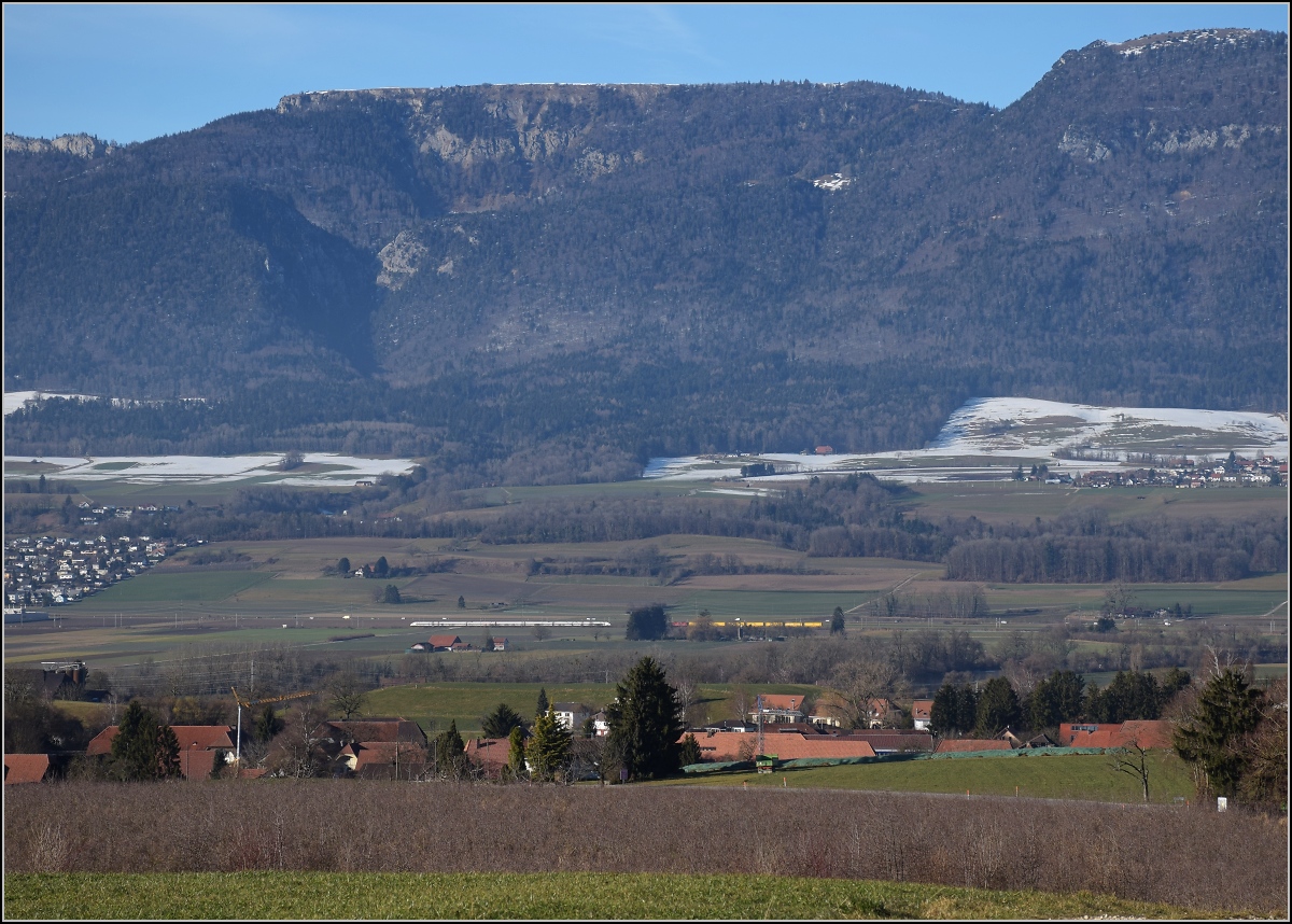 Viel Landschaft, wenig Zug am Jura. 

Zugbegegnung zwischen Bettlach und Selzach. Ein ICN Richtung Solothurn trifft auf einen Postzug mit einer Re 4/4 II. Januar 2022. 