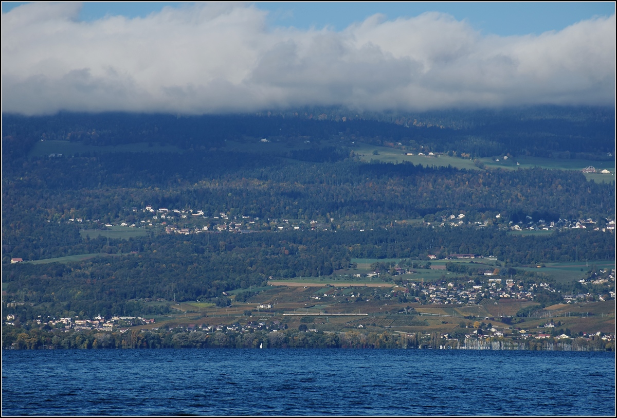 Viel Landschaft, wenig Zug am Jura. 

Ein ICN Richtung Yverdon auf der Juras�dfusslinie zwischen Auvernier und Colombier. Der Mont Racine ist noch im Nebel versteckt, um auf Stefans Kommentar Bezug zu nehmen. Oktober 2019. 

Im �brigen sind im Bild 4 Bahnlinien versteckt. Die Schmalspurbahn nach Boudry ist hinter den B�umen am Ufer ist nicht sichtbar. Auf der Juras�dfusslinie befindet sich der ICN, direkt dahinter ist der Abzweig  nach Paris  ins Val Travers leicht ansteigend. Vor dem Waldrand dar�ber ist die Linie nach La Chaux-de-Fonds zu sehen,  nach der bekannten Spitzkehre von Chambrelien noch einmal weiter oben ins Bild ger�t.