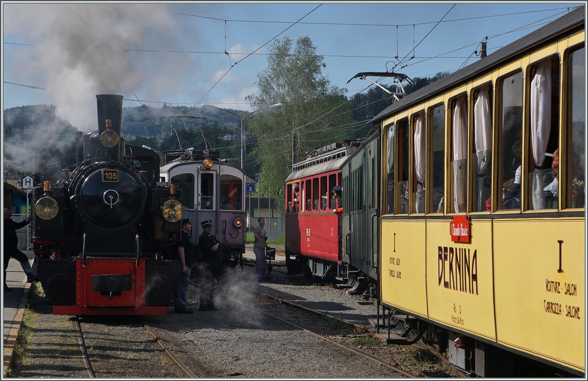 Viel Museumsbetrieb in Blonay: die G 2x 2/2 105 wartet auf die Abfahrt, der MCM Triebwagen (etwas verdeckt) wartet auf den späteren Einsatz und aus Chaulin erreicht der letzte Rivera Belle Epoque Zug nach Vevey den Bahnhof.
15. Mai 2016