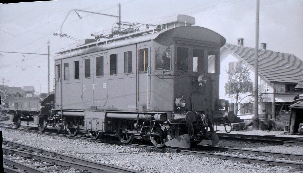 Vier Bilder der Ce4/4 1 der Sensetalbahn, 21.Mai.1963 in Laupen. Diese Lok war ab 1905 im Einsatz auf der Versuchsstrecke Seebach-Wettingen als 15kV 15 Hz Einphasen-Wechselstromlok. Die Versuche dauerten bis 1909. 1919 gelangte die Lok zur SBB, 1938 dann zur Sensetalbahn. Das angeschriebene Revisionsdatum ist Lp 13.Mai 1958. 