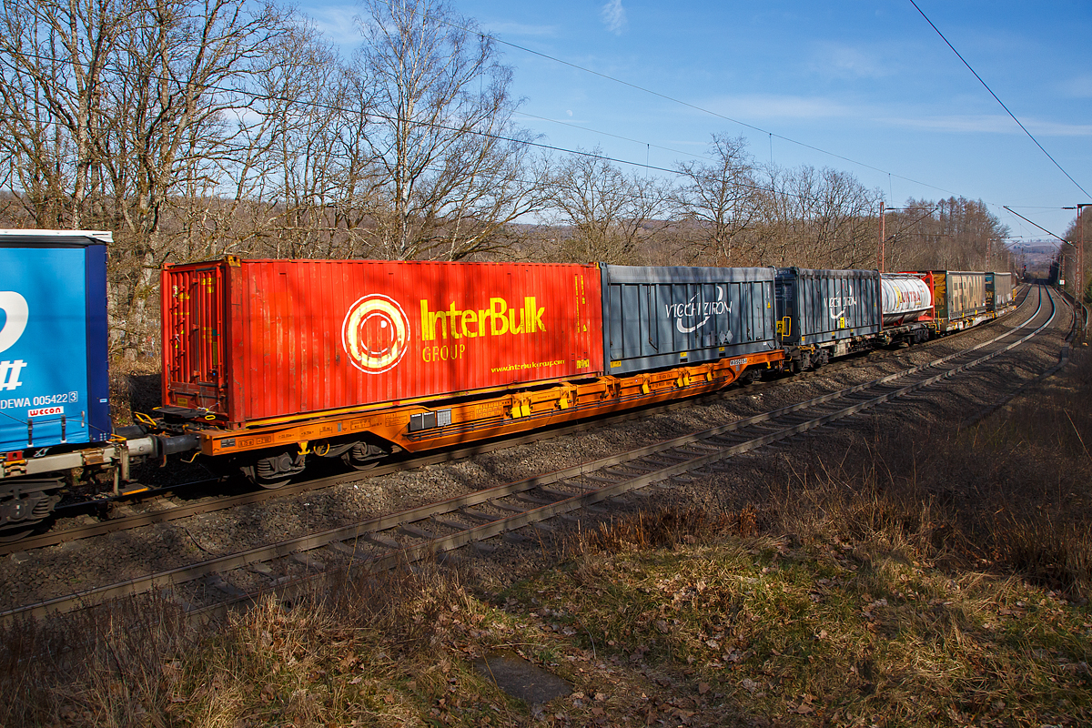 Vierachsiger Drehgestell-Taschenwagen T 4.2 (Intermodalwagen) der Gattung Sdgnss, 33 85 4526 576-5 CH-WASCO, der WASCOSA AG, für den Transport von Sattelaufliegern, Großcontainer und Wechselbehälter in verschiedenen Längen (20’ bis 45’) am 13.03.2022 im Zugverband bei einer Zugdurchfahrt bei Wilnsdorf-Rudersdorf. Hier beladen mit zwei 20 Fuß-Containern.

Gebaut wurde der Wagen 2009 von JMR - Josef Meyer Rheinfelden (CH).

TECHNISCHE DATEN:
Spurweite: 1.435 mm
Länge über Puffer: 20.000 mm
Drehzapfenabstand: 14.200 mm
Achsabstand im Drehgestellen: 1.800 mm
Drehgestelle: Y25 Lssi-K-9 / Y25 Lssif-K-9 (mit Handbremse)
Radsätze: DB 004 SA (Ø 920 mm)
Ladelänge: 18.400mm
Eigengewicht: 20.200 kg 
Max. Zuladung bei Lastgrenze S: 69,8 t (ab Streckenklasse D)
Max. Zuladung bei Lastgrenze SS: 59,8 t (ab Streckenklasse C)
Max. Gewicht eines Sattelanhängers: 40 t
Max. Geschwindigkeit: 100 km/h / bei Lastgrenze SS und leer 120 km/h
Kleinster befahrbarer Gleisbogen: R 75 m
Bremse:  KE-GP-A 9 (K) max. 72 t
Bremssohle: Jurid 835 M
Feststellbremse: Ja (an einem Drehgestell)
Intern. Verwendungsfähigkeit: RIV