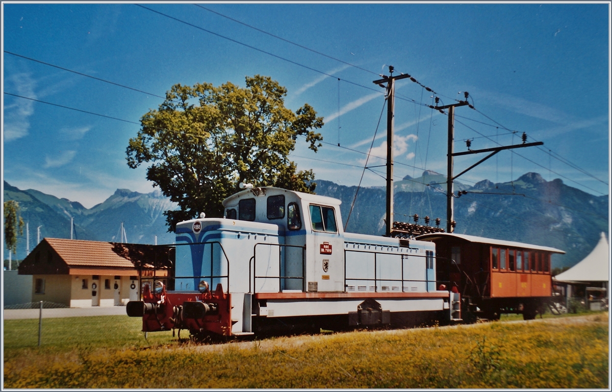 Von 1988 bis 1998 fuhren im Tourismus bzw. Museumsbahn Verkehr Reisez�ge unter dem Namen Rive Bleue Express von Bouveret nach Evian und zur�ck. 

Daf�r hatte die RBE Bahn eine E 3/3 (Tigerli) und die hier abgebildete BB 71010 (ex SNCF/Baujahr 1965) zur Verf�gung. 

Obwohl seit f�nf Jahren infolge schlechten Gleiszustandes keine Z�ge mehr nach Evian verkehren, stand im Mai 2003 die BB 71010 mit einem O-C Wagen noch in Bouveret. 

Analoges Bild vom Mai 2003