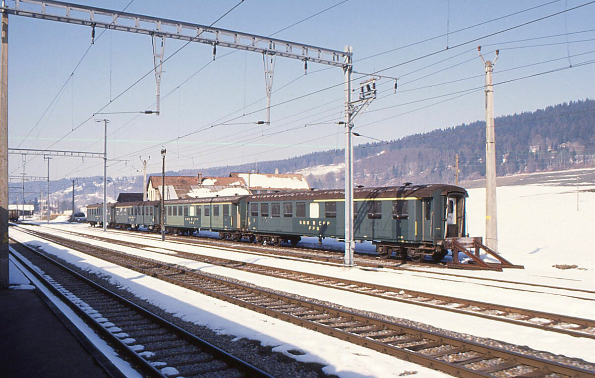 Von der anderen Seite gesehen die 4 Altbauwagen in Les Verri�res, n�mlich AB 4107, AB 4133, AB 4120 und AB 4115. 12.M�rz 1993 - Der Wagen 4115 (AB 39-03 174) d�rfte der Wagen AB4� 312 der Dampfbahn Val de Travers sein. 