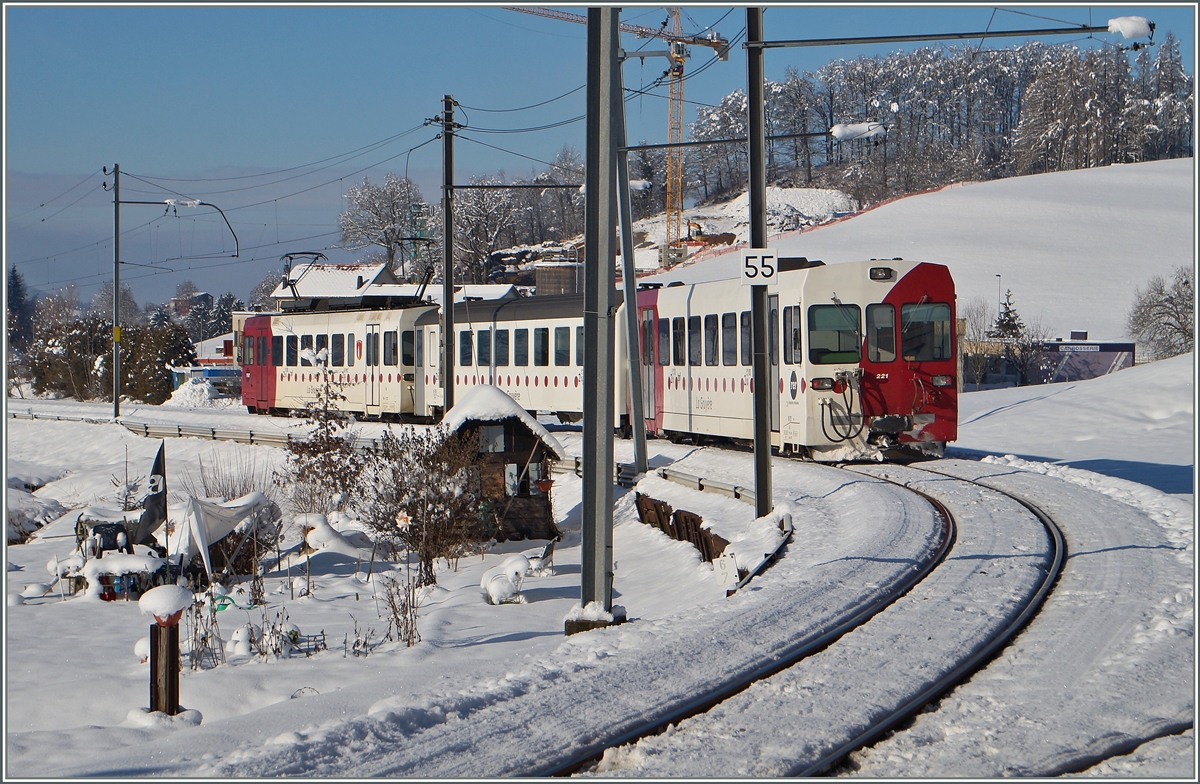 Von Bulle kommend, f�hrt der TPF Regionalzug S50 14813 nun nach einem kurzen Aufenthaltu und dem Fahrrichtungswechsel in Ch�tel St-Denis Richtung Pal�zieux.
21. Jan. 2015