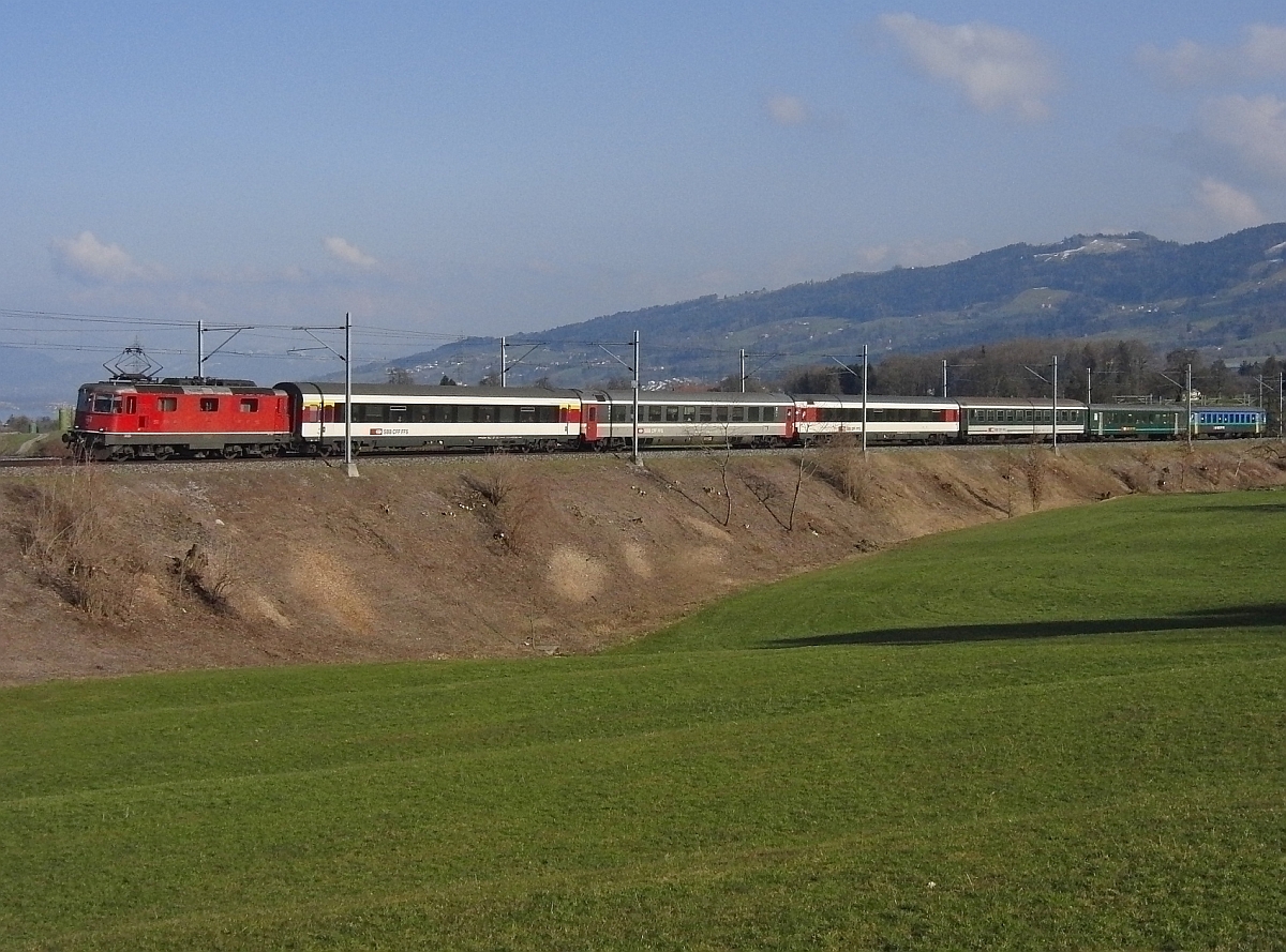 Von Chur kommend befindet sich der RHEINTAL-EXPRESS RE 3832 am 09.03.2012 bei M�rschwil auf der Fahrt nach St. Gallen kurz vor seinem Ziel.