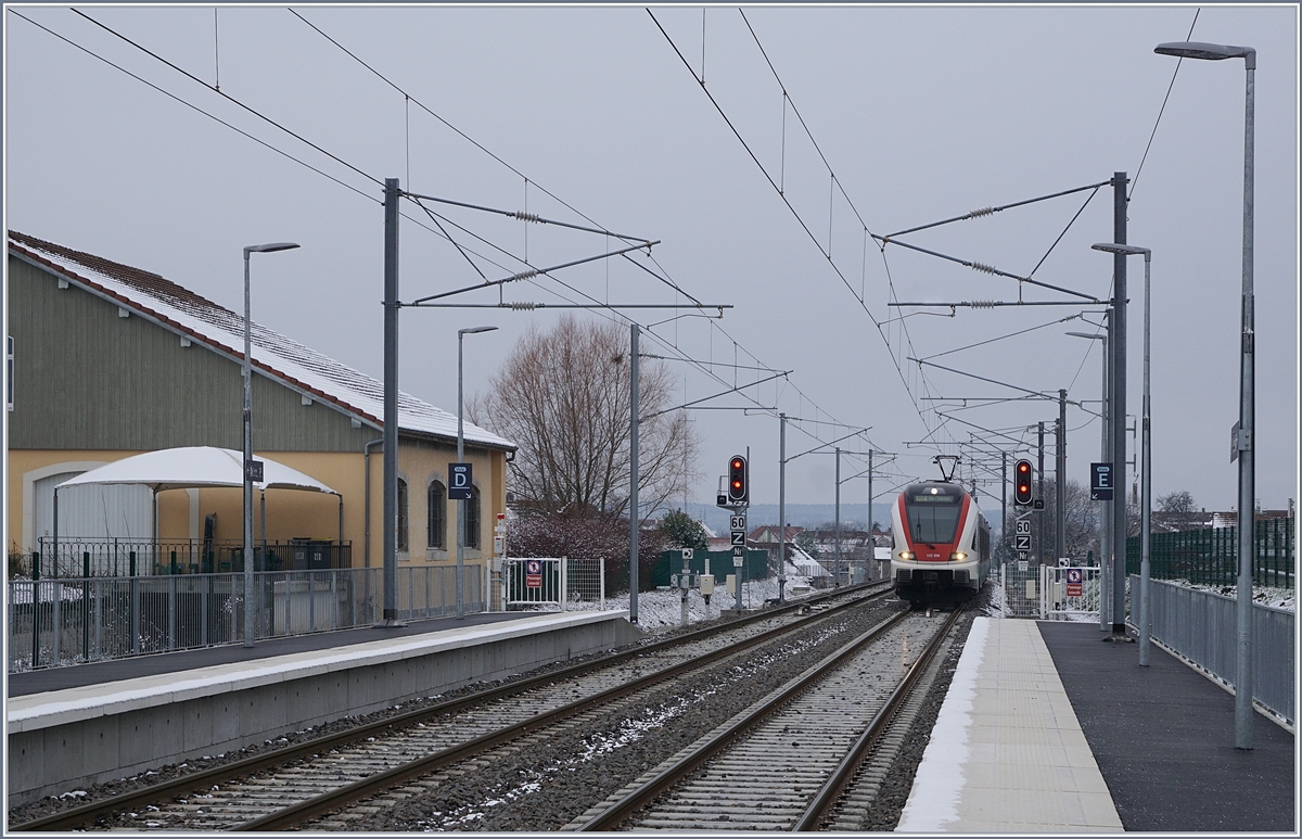 Von Meroux kommend erreicht der SBB RABe 522 206 als RE 18179 nach Biel/Bienne den Bahnhof von Grandvillars. 
11. Jan. 2019