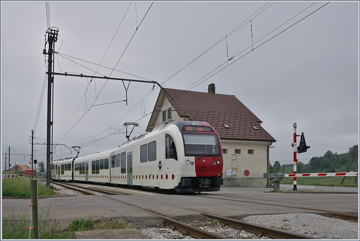 Von Palézieux kommend trifft der TPF Be 2/4 101/ B  / ABe 2/4 101 in La Verrerie ein, wo es gilt den Gegenzug abzuwarten. 

12. Mai 2020