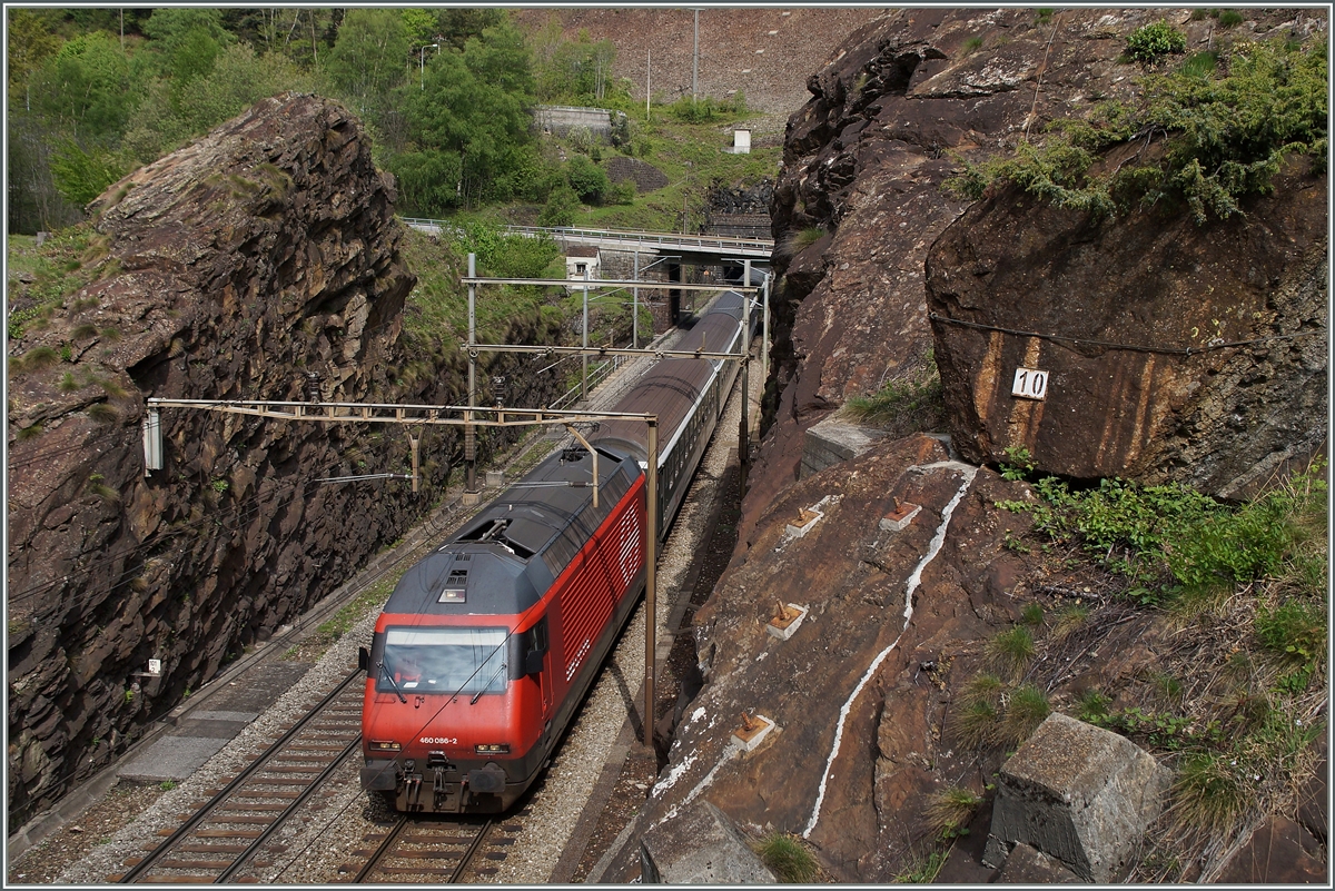 Von Rodi-Fiesso durch die Dazio Grande nach Faido: Die SBB Re 460 086-2 mit dem IR 2163 von Basel nach Locarno in einem felsigen Einschnitt zwischen dem Freggio Kehrtunntel und der Freggio Brücke.
6. Mai 2014