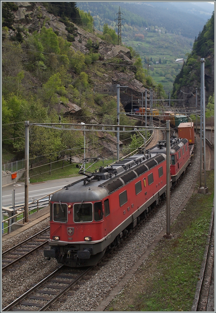 Von Rodi-Fiesso durch die Dazio Grande nach Faido: 
Die Re 6/6 11662 mit einer Re 4/4 II/III verlässt mit einem Güterzug die Dazio Grande und erreicht Rodi-Fiesso.
6. Mai 2014
