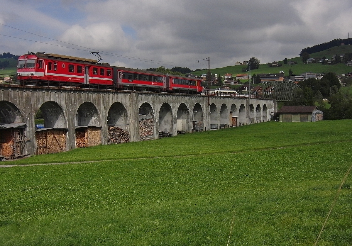 Von St. Gallen kommend �berf�hrt der BDeh 4/4-Triebwagen Nr. 14 'Gais' mit seinen zwei Wagen als S11 2137 den 296 m langen Sitterviadukt und erreicht in K�rze den Zielbahnhof Appenzell (21.09.2013).