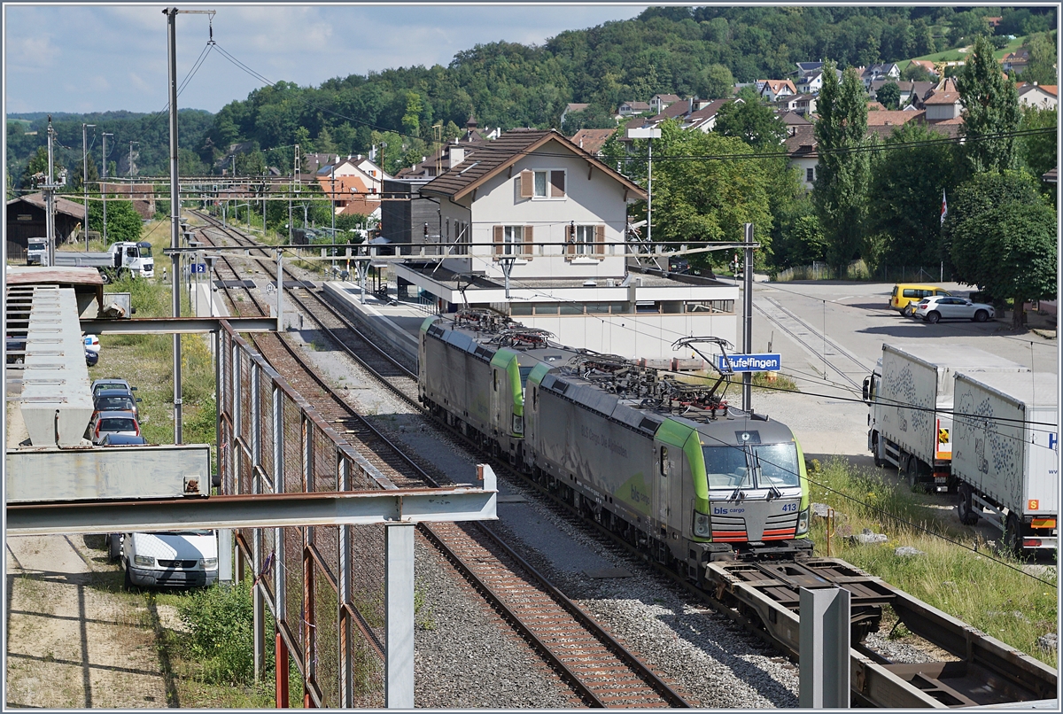Von Stanort und Licht nicht ideal, doch da nicht alltäglich, trotzdem ein Bild der beiden BLS Re 475 014 und 013, die mit einem Güterzug in Läufelfingen Richtung Basel fahren.

11. Juli 2018