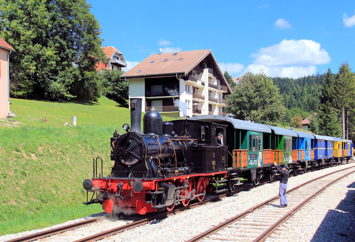 Von dieser Strecke von Les H�pitaux-Neufs in Richtung Pontarlier (fr�her einmal Teil der Direktverbindung Vallorbe - Pontarlier) sind bisher 7,5 km mit viel Sorgfalt wiederhergestellt worden. Fast das gesamte Rollmaterial ist schweizerischen Ursprungs. Hier die Lok 5, ehemals Alusuisse in Chippis. Dahinter aus SBB- Sputnik  hergestellte Personenwagen und ein ehemaliger F2 Gep�ckwagen. Aufnahme in Les H�pitaux-Neufs, 11.August 2018 