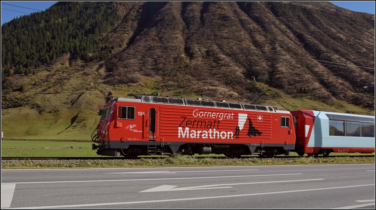 Vor dem Gamsstock im Hintergrund zieht MBG HGe 4/4 II 104 den Glacier-Express nach Andermatt. Oktober 2018.
