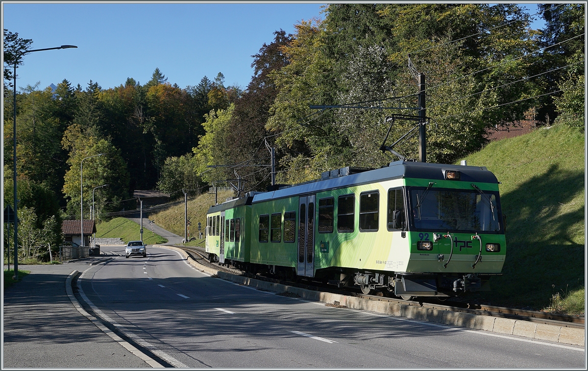 Vor- und Nachteil der Herbstfotografie: Neben dem schön ausgeleuchteten Drehgestell des Bhe 4/8 92 rechen lange Schatten der Bäume am Strassenrand auf die Seitenfläche des Triebwagens. der in Kürz in La Barboleuse eintreffen wird.

11. Okt. 2021