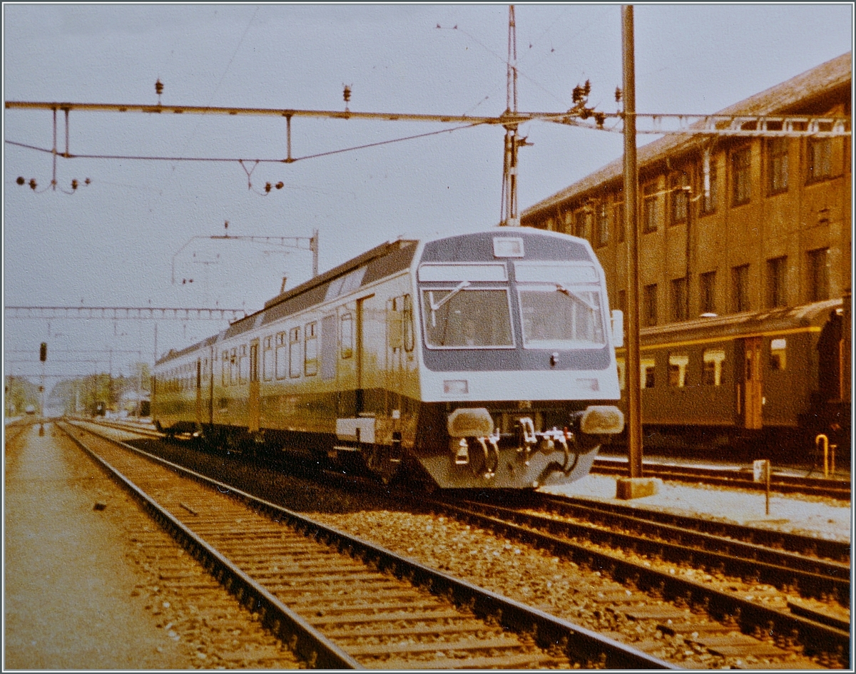 Vor ziemlich genau 40 Jahren war dieser Fabrikneuen BLS RBDe 4/4 mit Steuerwagen in Aarau auf dem Weg in seine neue Heimat.

Analogbild vom 13. Mai 1982