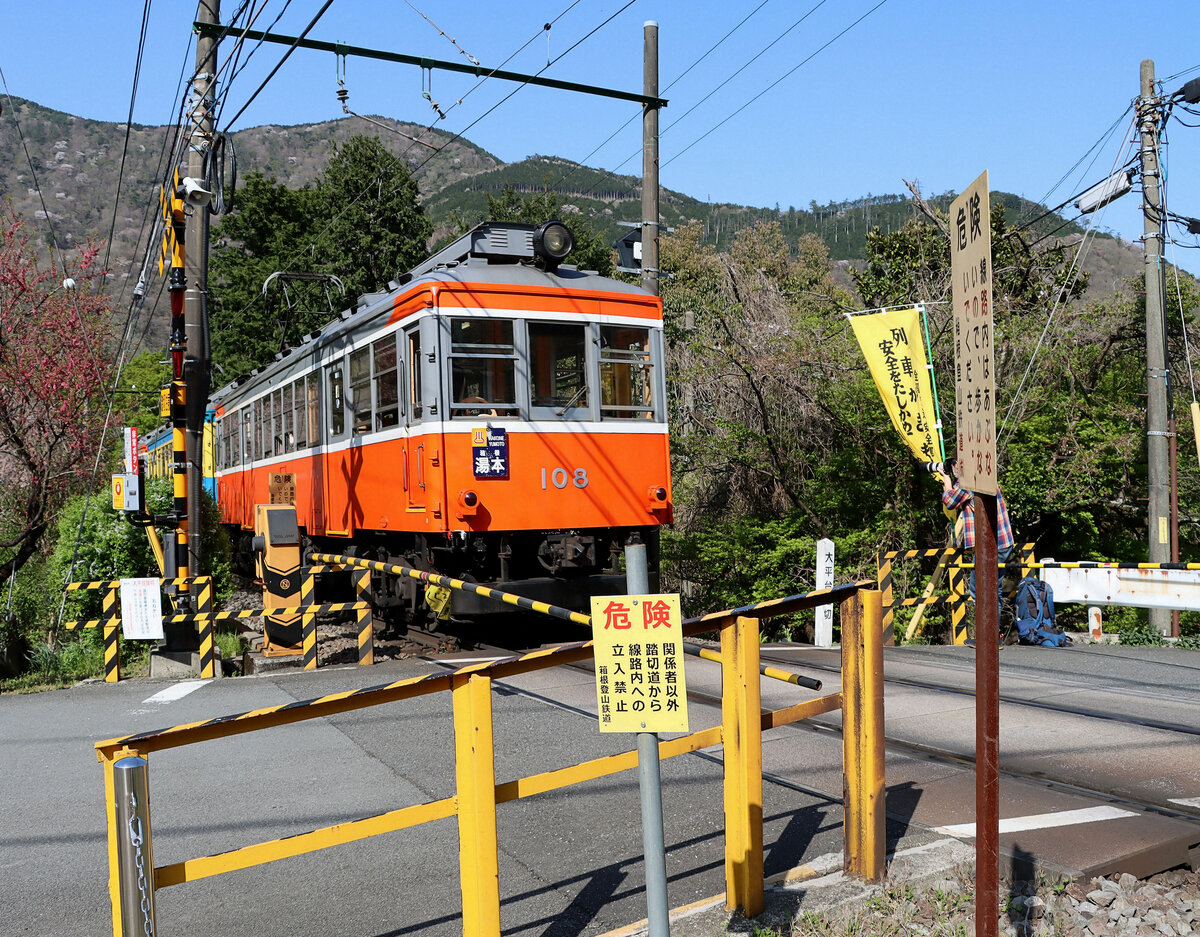 Vorbeifahrt des alten Zuges mit den Wagen 104-106-108 zwischen der oberen und der mittleren Spitzkehre. 12.April 2022 