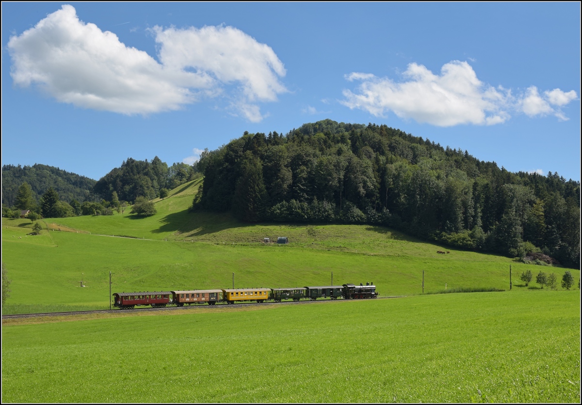 Vorbeifahrt der Eb 3/5 9 der Bodensee-Toggenburg-Bahn mit ihrem wunderbaren Personenzug an Hofschür. Juli 2020. Die obligatorische Fotowolke war gnädig und warf sich rechtzeitig auf die Seite...