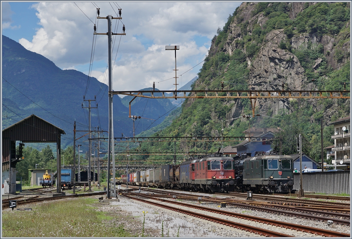 Vorspann trifft auf Vielfachsteuerung: Während die  Re 10/10  von einem Führerstand aus bedient werden können, braucht es für den Zug auf dem Nebengleis zwei Lokführer, wobei in diesem Fall nicht das Gewicht des Zuges, sondern die unbedacht unkompatible Zugsicherung zwischen Pollegio und Bellinzona den Re 4/4 II Vorspann erfordert.
28. Juli 2016