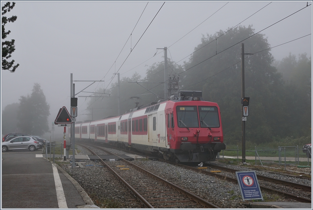 Während im 787 müM gelegenen Le Day eitel Sonnenschien herrschte, lag das 1008 müM gelegene Le Pont im Vallée de Joux in dichtem Nebel, die Ursache liegt wohl in der Muldenlage und den beiden Seen des Vallée des Joux.
Das Bild zeigt den in Le Pont ausfahrenden Travis RBDe 560 385-7 ((RBDe 560 DO TR 94 85 7 560 385-7CH-TVYS) als Regionalzug 6011 Vallorbe - Le Brassus.

28. August 2018