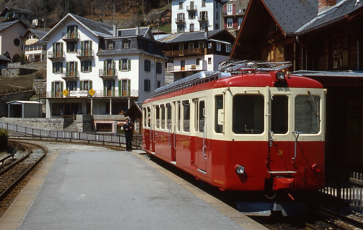 W�hrend einer Betriebspause in Finhaut im Mai 1980 beobachtet der Kondukteur am�siert den Fotografen, der den BDeh 4/4 8 aus allen m�glichen Perspektiven aufnimmt