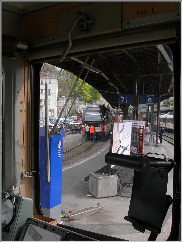 Während der CEV BDeh 2/4, aus dessen Fenster ich dieses Bild machte in Kürze Richutng Blonay abfährt, dient der CEV MVR SURF ABeh 2/6 7501 den Lokführeren der MVR als Instruktionsobjekt.
Doch schon morgen, am 13. April wird der ABDe 2/6 7501 den Fahrgastdienst aufnehmen.
Vevey, den 12. April 2016