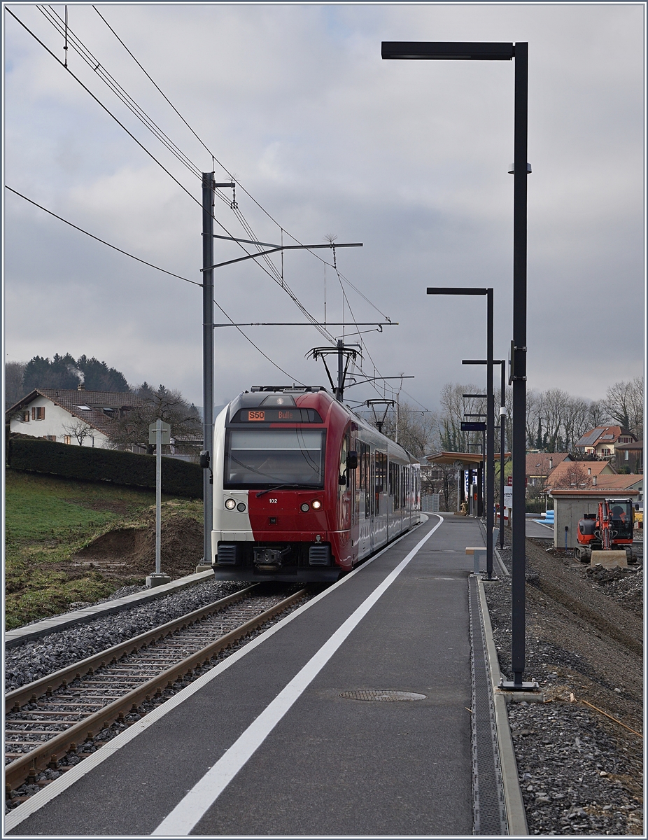 Während des Baubedingen Streckenunterbruches zur Umgestaltung des Bahnhofs von Châtel-St-Denis wurde auch die Strecke Châtel St-Dennis - Palézieux grundlegend erneuert und wie hier bei Remaufens zu sehen etwas begradigt. 

Das Bild zeigt den TPF SURF Be 2/4 - B - ABe 2/4 102 auf der Fahrt von Palézieux nach Bulle beim Halt in Remaufens.

28. Dez. 2019