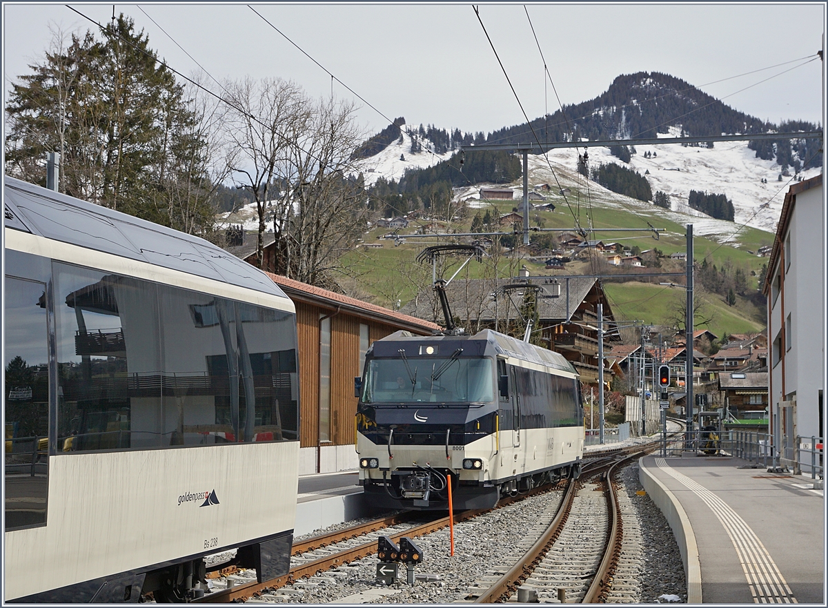 Während des Baubedingten Streckenunterbruchs Montbovon - Château d'Oex musste die nicht verpendelten Züge umfahren werden. Das Bild zeigt die MOB Ge 4/4 8001 bei einem solchen Manöver.

2. April 2018