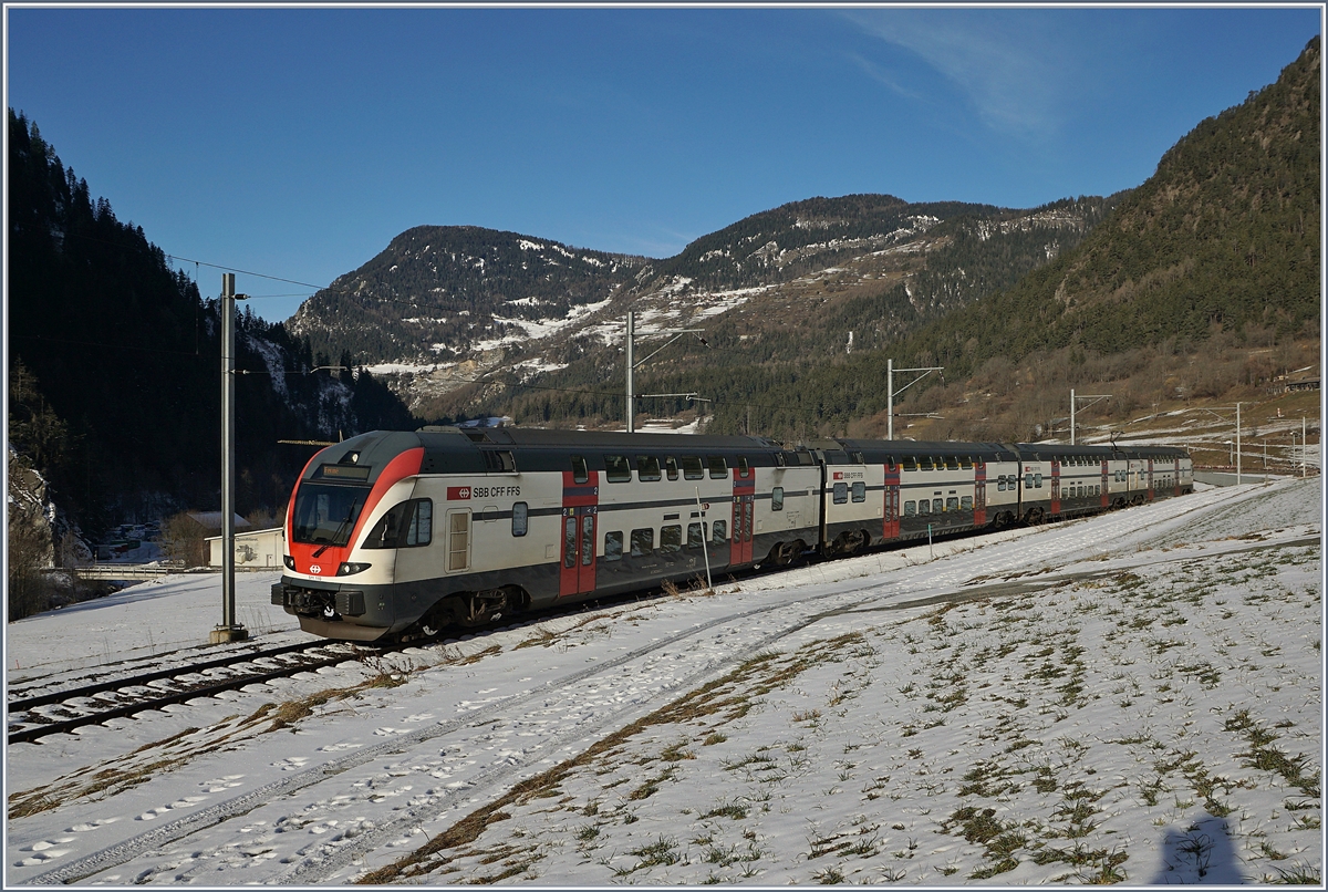 Während in Deutschland die KISS bald als IC verkehren werden, sind die für den S-Bahn- und Regionalverkehr konzipierten Züge in der Schweiz bereits als IR unterwegs und in diesem Fall Ziel meiner Reise ins Tal de Bagnes: der SBB RABe 511 110 erreicht als IR 1745  Verbier Express  in Kürze sein Ziel Le Châble.

Der IR 1745 verkehrt für den Wintersportverkehr in der Regel Samstags und Sonntags ab Genève mit dem IR 1711 und wird in Martigny geflügelt; auf der Rückfahrt verkehrt der Zug als RE 18496 (ohne Halt zwischen Martigny und Vevey) und wird in Vevey mit dem RE 18460 vereinigt. 

9. Februar 2020
