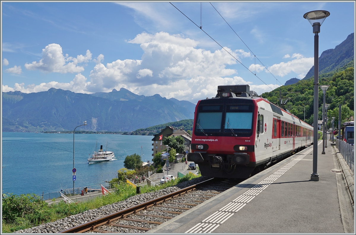 Während ein RegionAlpes Domino von Brig gekommen nun eine Weile in St-Gingolph bis zur Rückfahrt verweilt (und gereinigt wird!), erreicht links unten im Bild das CGN Kursschiff ITALIE St-Gingolph. 

30. Juli 2022