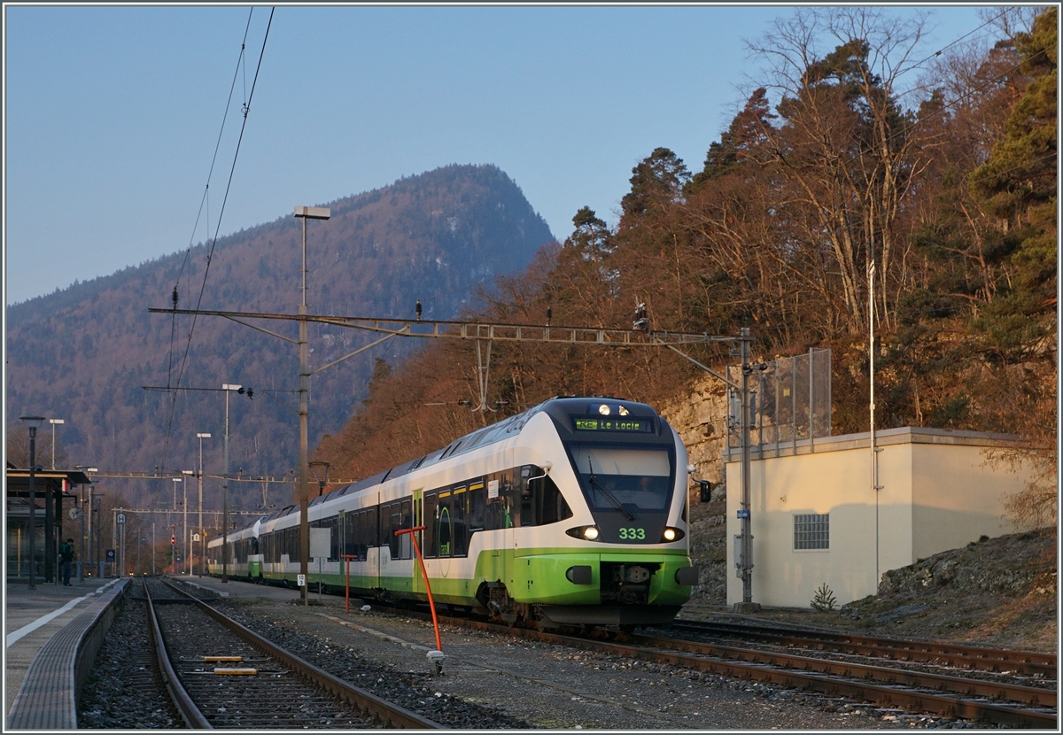 W�hrend man in den Alpen und im Schwarzwald bei n�tiger Streckenverl�ngerungen zur �berwindung von Steigungen Kehrtunnel baute, grif man im Jura hin und wieder auf die g�nstiger Variante von Spitzkehren zur�ck. Hier als Beispiel der Bahnhof Chambrelien an der Strecke Neuchatel - La Chaux de Fonds.
Ein tansN Flirt verl�sst den Bahnhof Richtung La Chaux de Fonds.
18. M�rz 2016