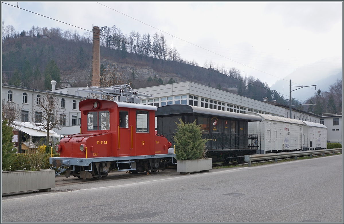 Während sich die Meterspur aus Broc Fabrique in diesen Tagen verabschiedet und bis 2023 durch eine Normalspurstrecke ersetzt wird, stellt die hier ansässige Schockoladenfabrick einen hübschen GFM Zug aus, der mangels Metespuranschluss wohl hier verbleiben wird. An der
Spitze des Zuges zeigt sich der GFM Te 2/2 12, gefolgt von einem Postwagen und zwei Güterwagen.    

3. April 2021