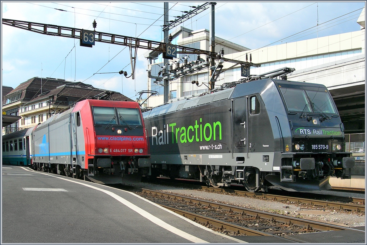 Während die TRAXX-Loks in einigen Landesteilen schon fast zur Landplage geworden sind, waren und sind sie in der Westschweiz eher selten anzutreffen, so dass dieses Bild aus Lausanne mit den gemeinsam zu sehenden SBB (CIS) Re 484 017 und der RTS 185 570-9 schon fast Seltenheitswert hat.
28. März 2007