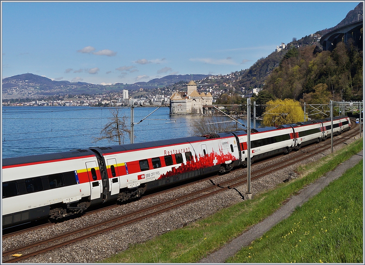 W�hrend die Triebk�pfe des SBB RABe 503 022-7  Wolfgang Johnn von Goethe  dezent auf die neuen internationale Verbindung Milano Frankfurt hinweisen, zeigen sich die Zwischenwagen  Schmucklos , mit Ausnahme des hier zu sehenen Speisewagens. 
Bei Villeneveuve, den 13. April 2018