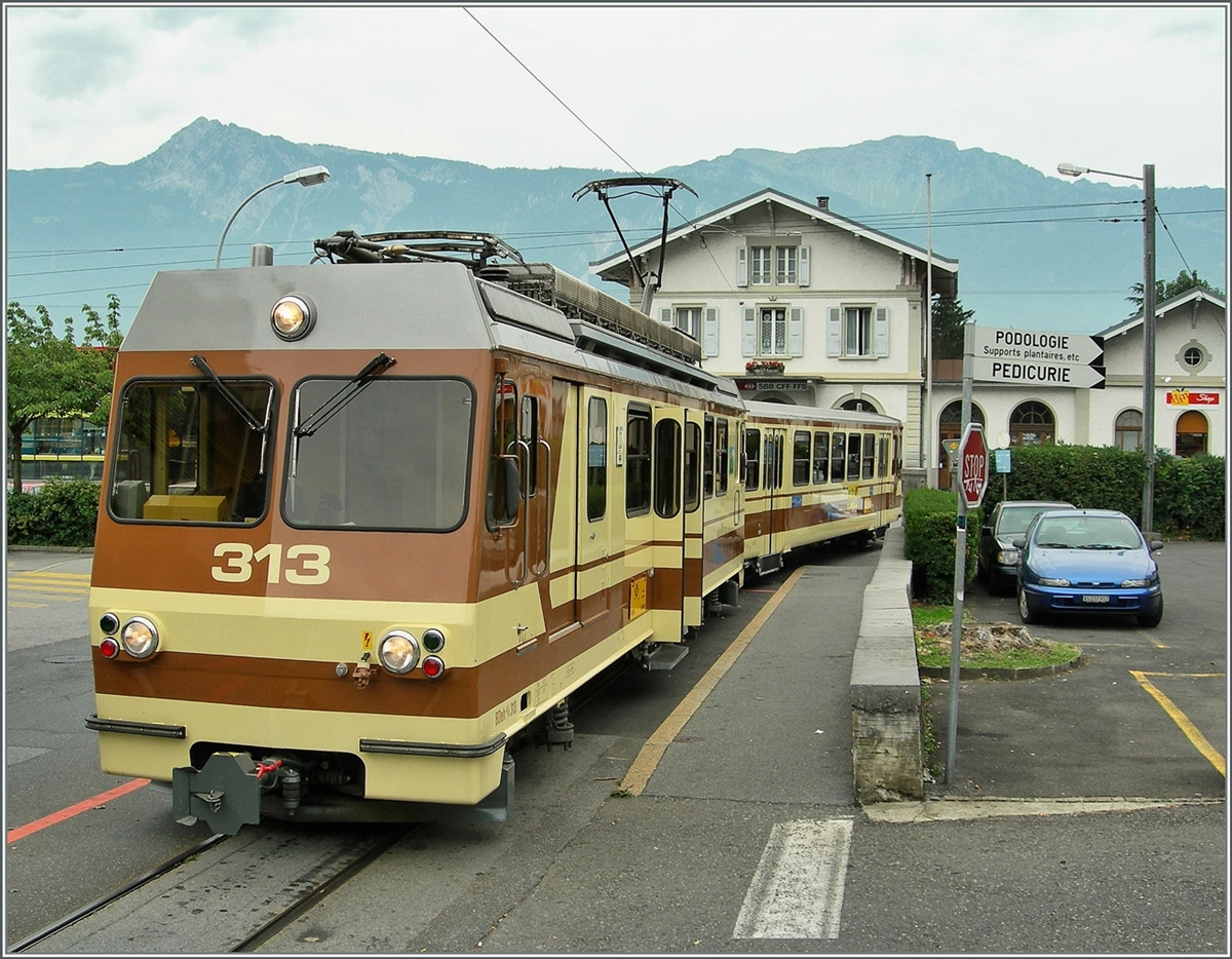 Während den Umbauarbeiten des TPC Bahnhhof in Aigle fuhren die A-L Züge gut hundert Meter entfernt von einem Behelfsbahnsteig aus ab. Im Hintergurnd das Empfangsgebäude von Aigle.
14. Sept. 2006