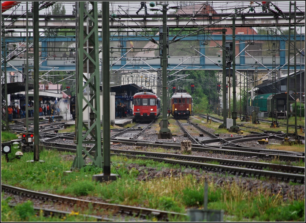 W�ren da nicht die Oberleitungsmasten rechterhand, das Konzilsgeb�ude im Hintergrund und der Kilometerstein, dann w�rde man hier die Schweiz vermuten. Konstanz, Mai 2010.