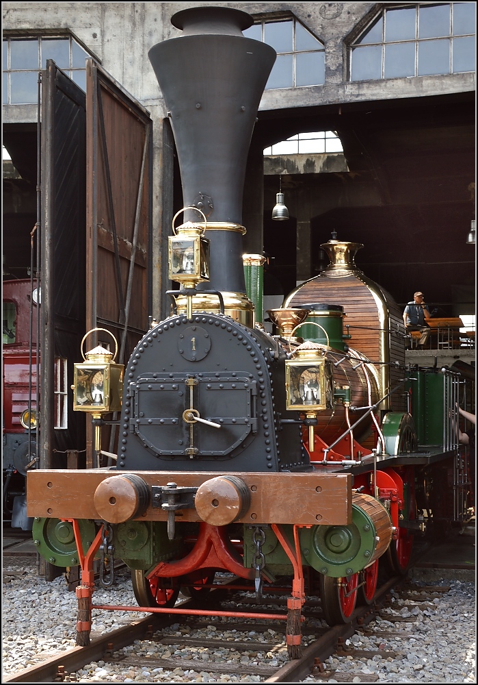 Wahrlich die Nr. 1 in der Schweiz. Die Limmat brachte vor 167 Jahren die  Spanisch Br�tli  nach Z�rich. Hier handelt es sich allerdings wie beim N�rnberger Adler um einen Nachbau zum 100-j�hrigen Jubil�um. Mai 2015.