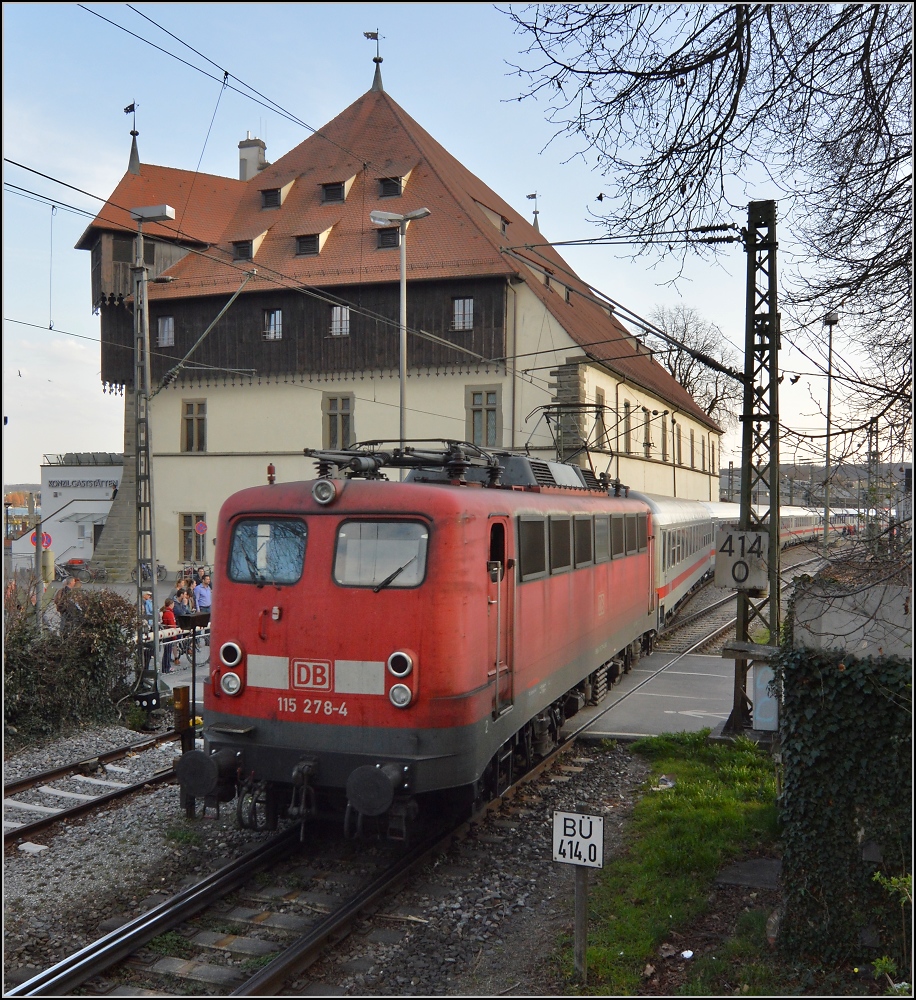 Wahrscheinlich der letzte Planeinsatz von 110 278-4 in die Grenzstadt Konstanz. Rückfahrt zur Abstellung des IC Bodensee nach Singen. Hier vor dem Konzilsgebäude in Konstanz. März 2013.