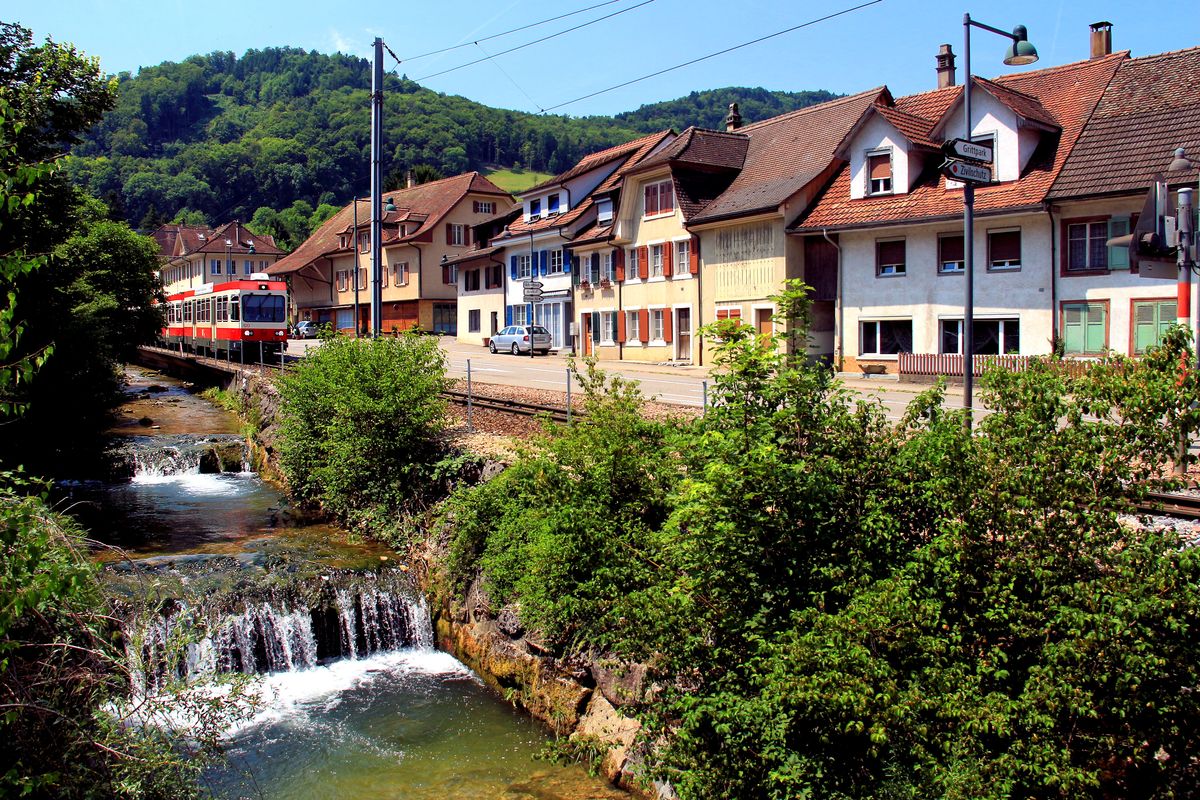 Waldenburgerbahn, Zug mit Steuerwagen 120 kommt nach Niederdorf herunter. 22.Juni 2017 
