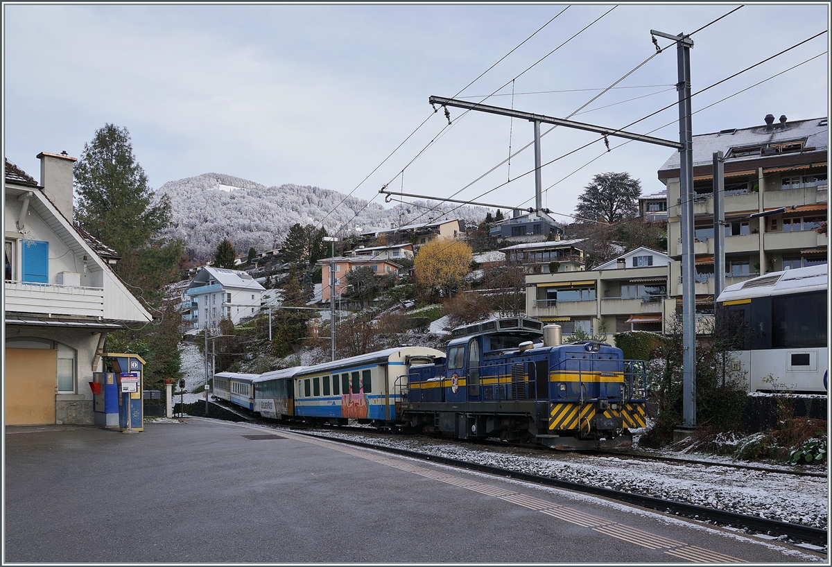 Was hier auf den ersten Blick nach einem Dispo Zug bei Fahrleitungsschaden aussieht, sind leider nur nicht mehr benötigte MOB Reisezugwagen, die in Fontanivent abgestellt sind.

5. Dez. 2020