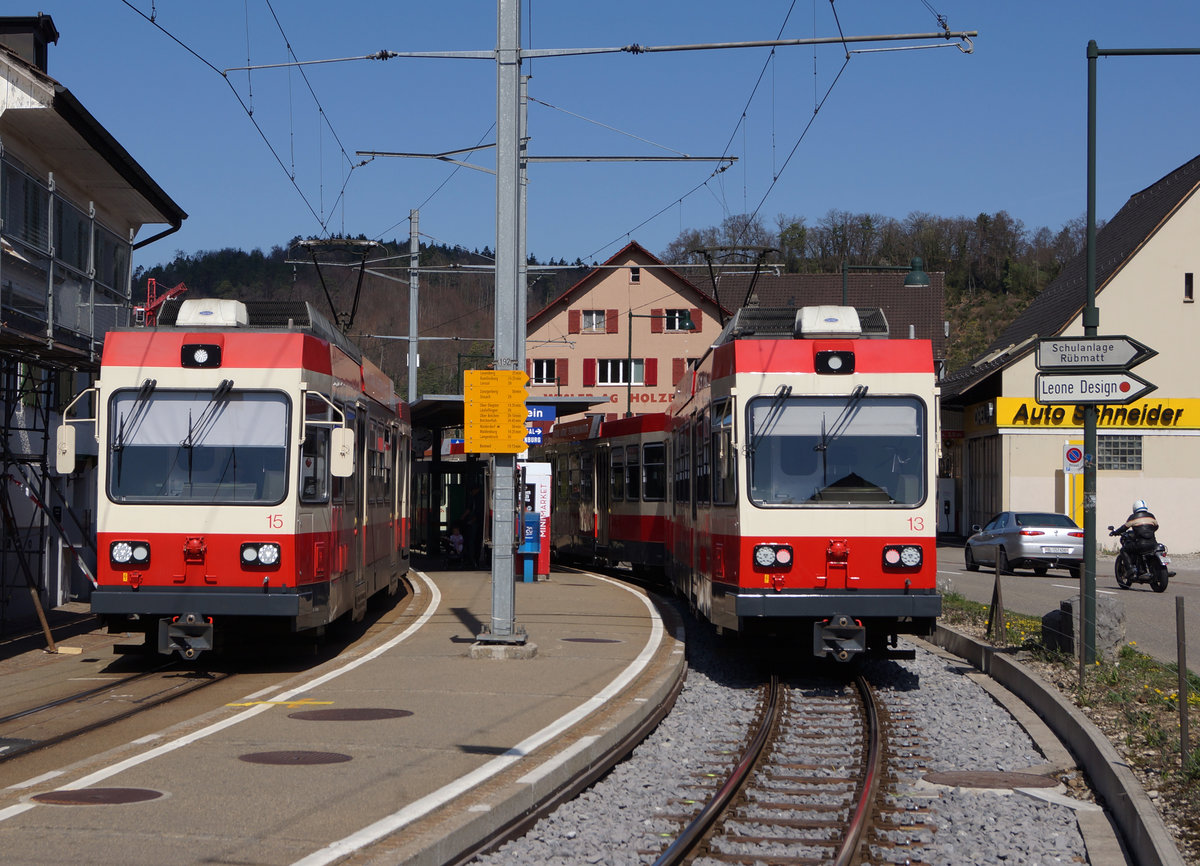 WB/BLT: Planmässige Zugskreuzung mit den BDe 4/4 15 und 13 in Hölstein am 1. April 2017.
Hier handelt es sich um die einzige Privatbahn der Schweiz mit einer Spurweite von nur 750 mm was sich bald ändern wird. Nach dem neuen Konzept sollen sogar die Züge selbstfahrend und ohne Lokomotivführer verkehren.  
Foto: Walter Ruetsch