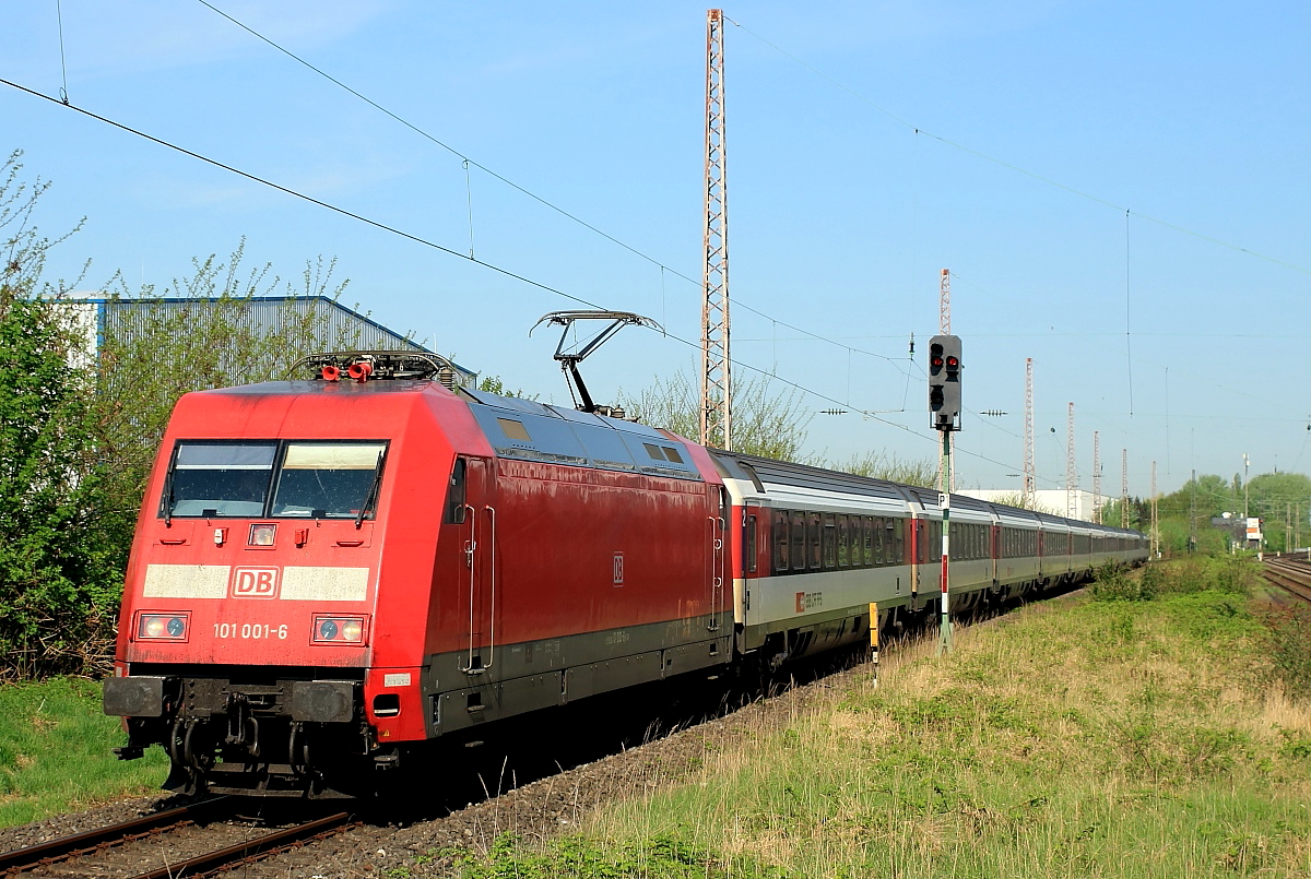 Wegen Bauarbeiten an der Hauptstrecke Düsseldorf und Köln wurden die Fernzüge zwischen Düsseldorf-Eller und Köln-Mülheim einige Wochen über die sonst nur von Güterzügen befahrene Verbindung von Mülheim-Speldorf nach Troisdorf umgeleitet. Der von 101 001-6 gezogene EC 9 kommt am 20.04.2018 auf dem S-Bahn-Gleis in Hilden an und wird (nach Überholung durch einen parallel fahrenden Erzzug) über das Verbindungsgleis auf die Güterstrecke gelangen.