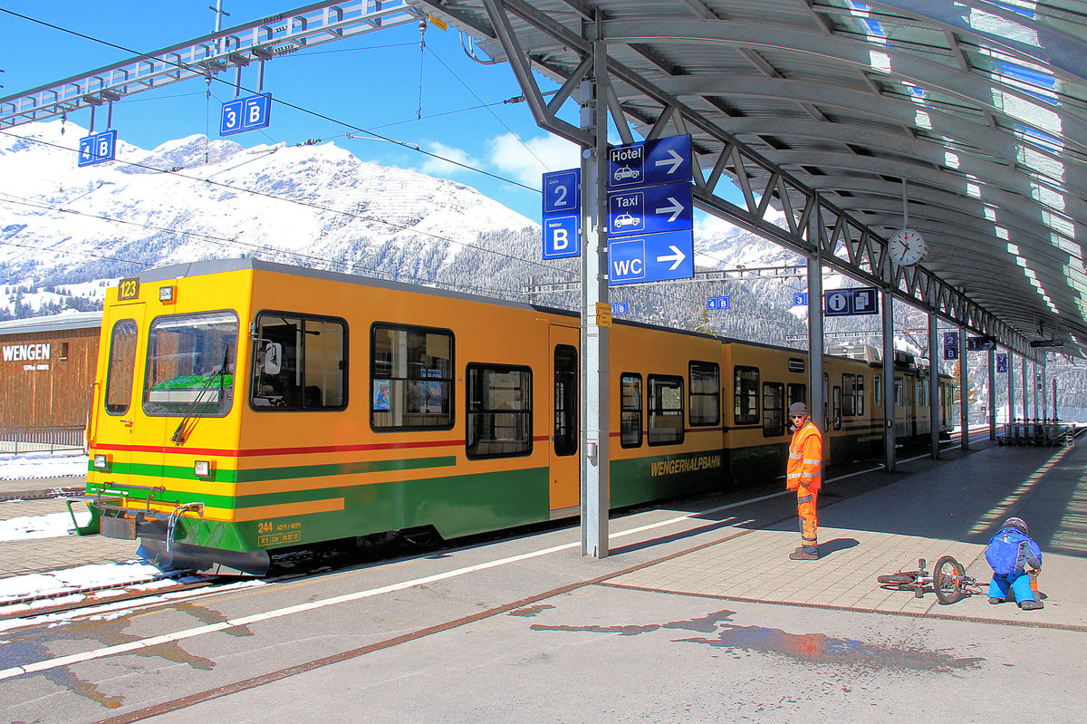 Wengen ist in der ruhigen Zwischensaison-Zeit unerhört friedlich und beschaulich. Zug  123 mit Gelenksteuerwagen 244. 29.April 2017.  
