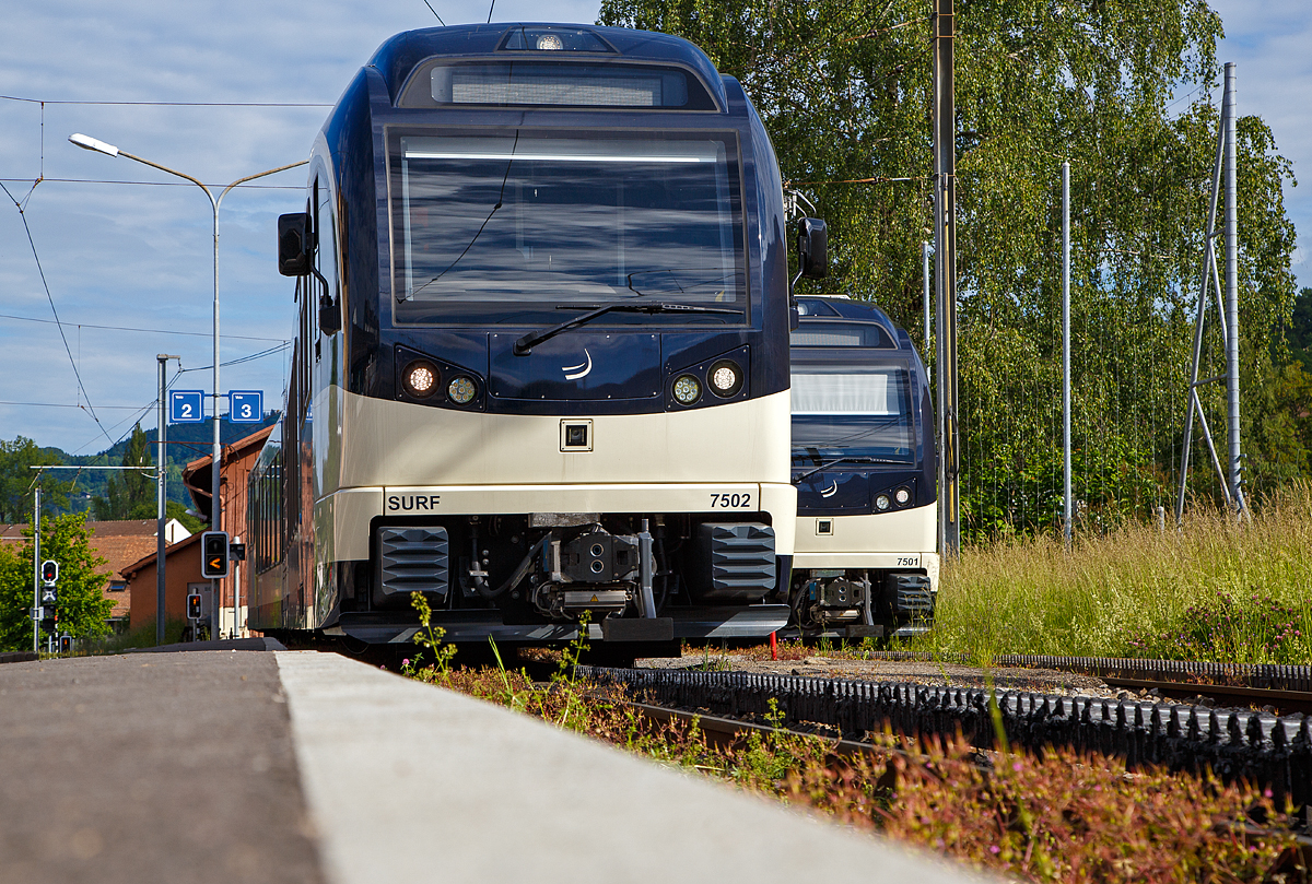 
Wenn es nicht dran stünde, dann wüste man so von vorne nicht ob es ein ALPINA oder ein SURF wäre...
Die SURF 7502  Blonay  und dahinter SURF 7501  Saint Légier - La Chiésaz  (elektrische Triebwagen für gemischten Adhäsions- und Zahnradbetrieb vom Typ Stadler SURF ABeh 2/6) der MVR (Transports Montreux–Vevey–Riviera) stehen am 21.05.2018 im Bahnhof Blonay.