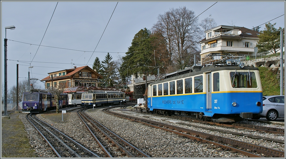 Wenn ich das kürzlich richtig verstanden habe, sind nicht nur die Buchstaben in der Baureihenbezeichnung wichtig, sondern auch die Platzierung derselben. Als Beispiel das  h  des Bhe 2/4 der Rochers de Naye Bahn: hier steht das  h  gleich inter dem  B  was bedeutet, das dieser Treibwagen nur im Zahnradbetrieb fahren kann, im Gegensatz z.B zum BDeh 2/4 der CEV, bei welchem das  h  hinter das  e  gesetzt wurde und welcher somit mit und ohne Zahnstange verkehren kann
Während der Weihnachtsmarktverkehr die Bhe 4/8 stark beansprucht, geniesst der Bhe 2/4 207 Sonntagsruhe in Glion.
23. Dez. 2015