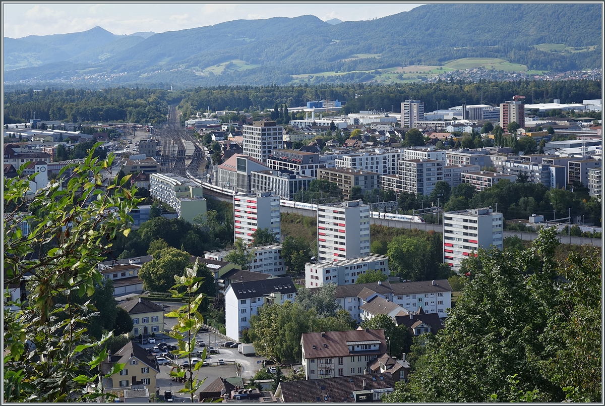 Wer von Bern nach Zürich fährt und fleissig in den Laptop tippt, hat sie vielleicht trotzdem schon mal einen Augenblick übrig gehabt, die Burg von Lenzburg zu beachten zu deren Füssen eine überraschend schöne kleine Altstadt sich gruppiert, Von dort sind wir hinaufgestiegen zur Burg von Lenzburg und ich fotografierte in die Weite, mit zwei ICN auf dem Weg nach Zürich als Motiv, aber auch den Bahnhof und die Bahnanlage von Lenzburg im Fokus. 

11. September 2021