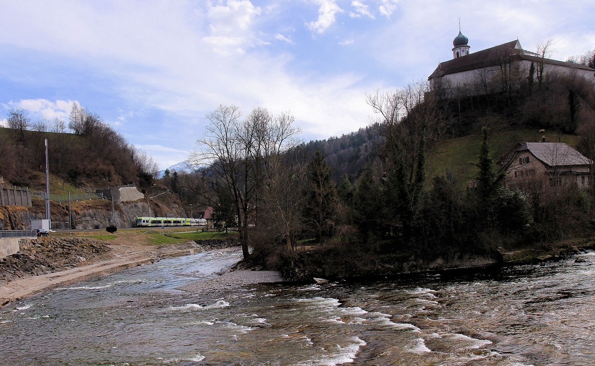 Werthenstein: An etwa derselben Stelle wie das Bild von 1995, mit den vereinigten S-Bahn Z�gen nach Langnau (L�tschberger 105) und Langenthal (NINA 010). Um die ber�hmte Wallfahrtskirche noch aufs Bild zu bekommen musste der Zug winzig klein gehalten werden. 25.M�rz 2021