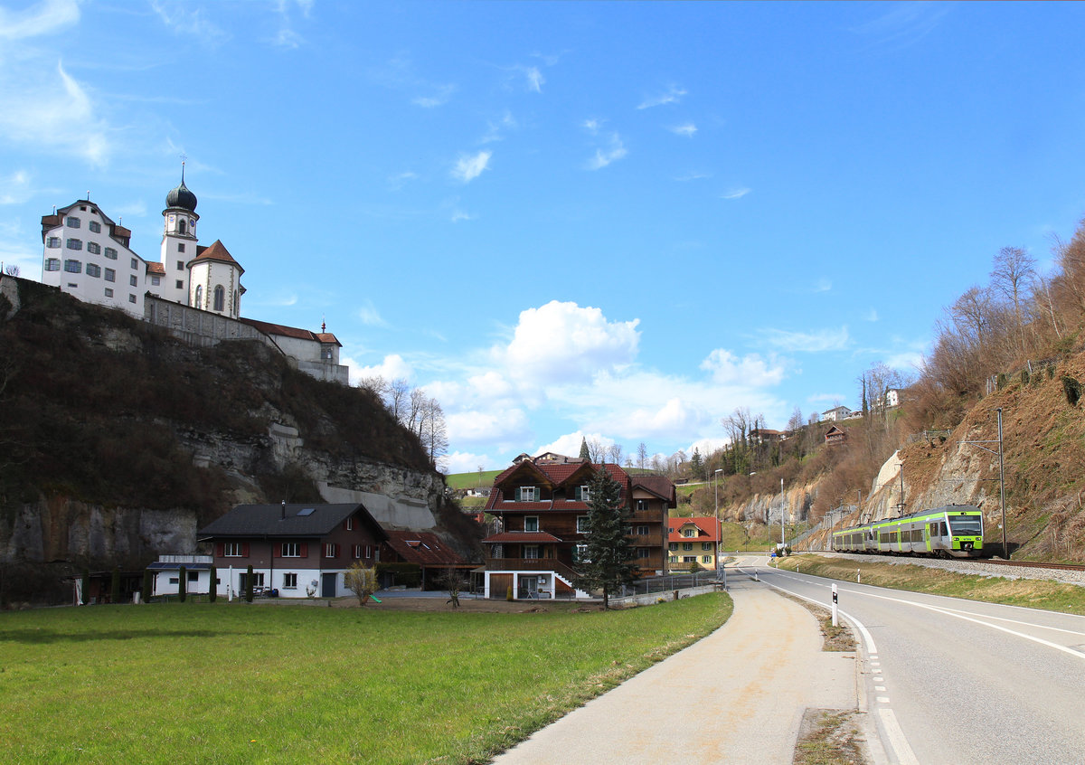 Werthenstein: Hier tront an der Biegung der Kleinen Emme eine markante Wallfahrtskirche aus dem 17.Jahrhundert auf dem Felsen oben. Aufnahmen mit der Bahn sind wegen des grossen H�henunterschieds ziemlich schwierig. Gerade kommt eine S-Bahn Komposition mit BLS NINA 032 aus Langenthal und BLS L�tschberger 101 aus Langnau entgegen. 25.M�rz 2021   