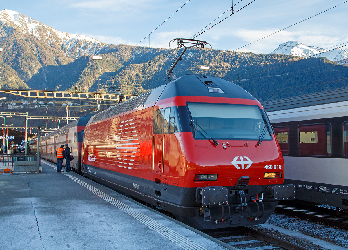 Wie frisch aus dem Werk....
Die SBB Re 460 016  Rohrdorferberg Reusstal  (91 85 4460 016-9 CH-SBB) als Schublok von dem im Sandwich gefahrenem IC 816 (Romanshorn - Zürich HB - Bern - Thun - Spiez – Brig) am 27.12.2015 im Bahnhof Brig. 

Die Lok wurde 1992 von SLM (Schweizerische Lokomotiv- und Maschinenfabrik) in Winterthur unter der Fabriknummer 5477 gebaut und an die SBB geliefert, der elektrische Teil ist von ABB. Im Dezember 2015 erfolgte eine vollständige Modernisierung im SBB Industriewerk Yverdon-les-Bains (früher SBB Hauptwerkstätte).
