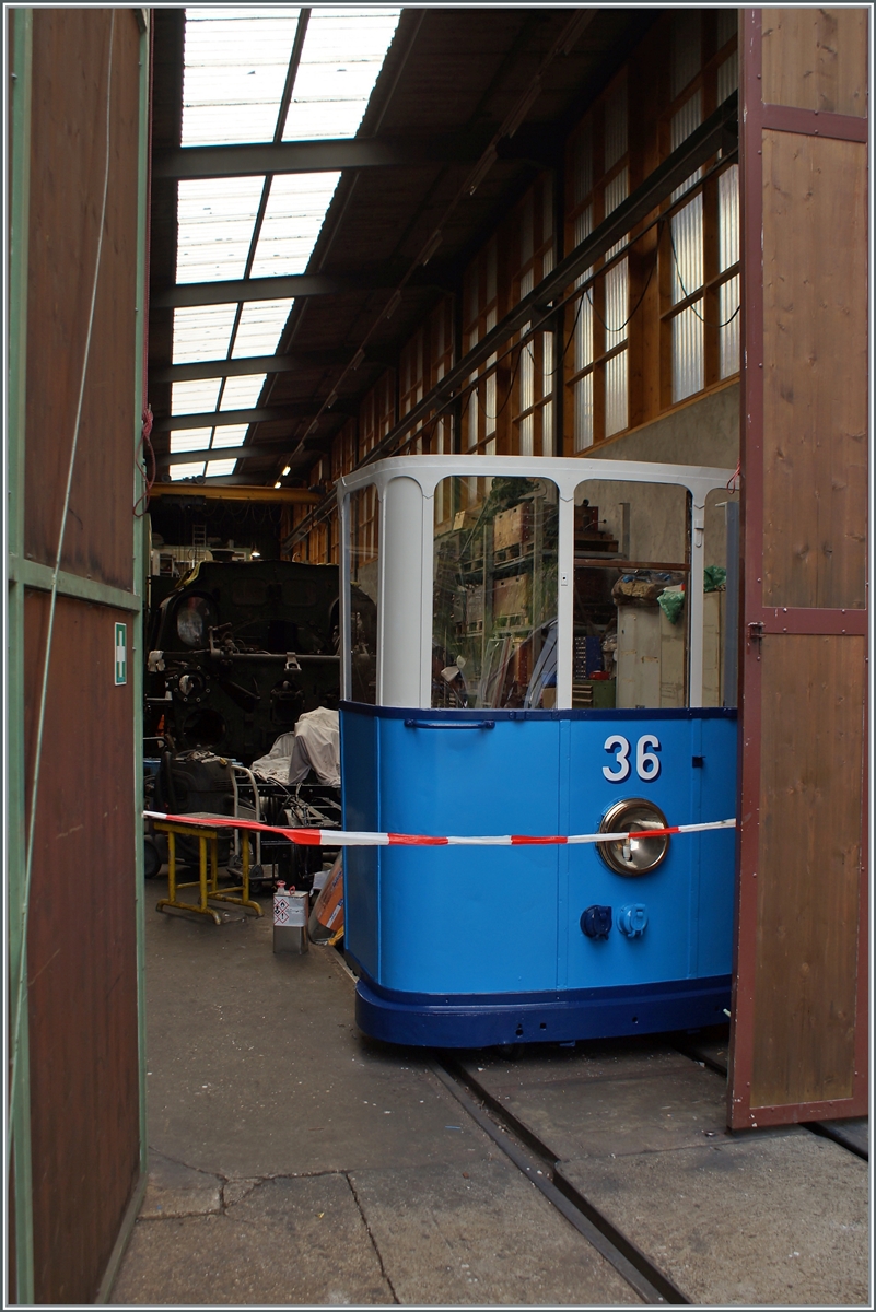 Wie man sieht sind die Vorbereitungen für des September Event  Es war einmal - Gleise in der Stadt  auf vollen Touren; Blick ins Blonay-Chamby Dépôt in Chaulin.

22. August 2021